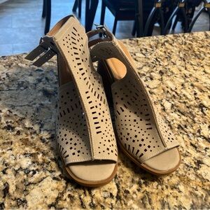 True Craft Gray Peep tie Cutout Sandals 11m. Strappy. Neon